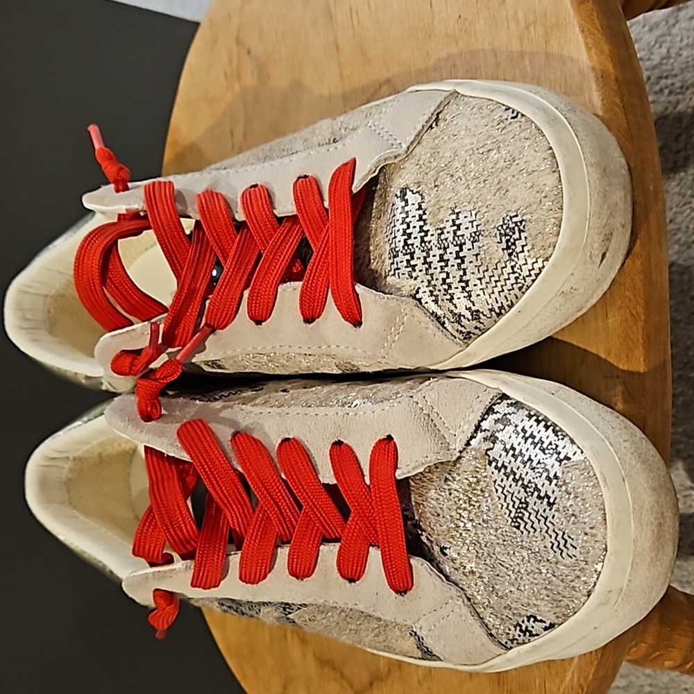 Gently used Steve Madden sneakers - Picture 2 of 4